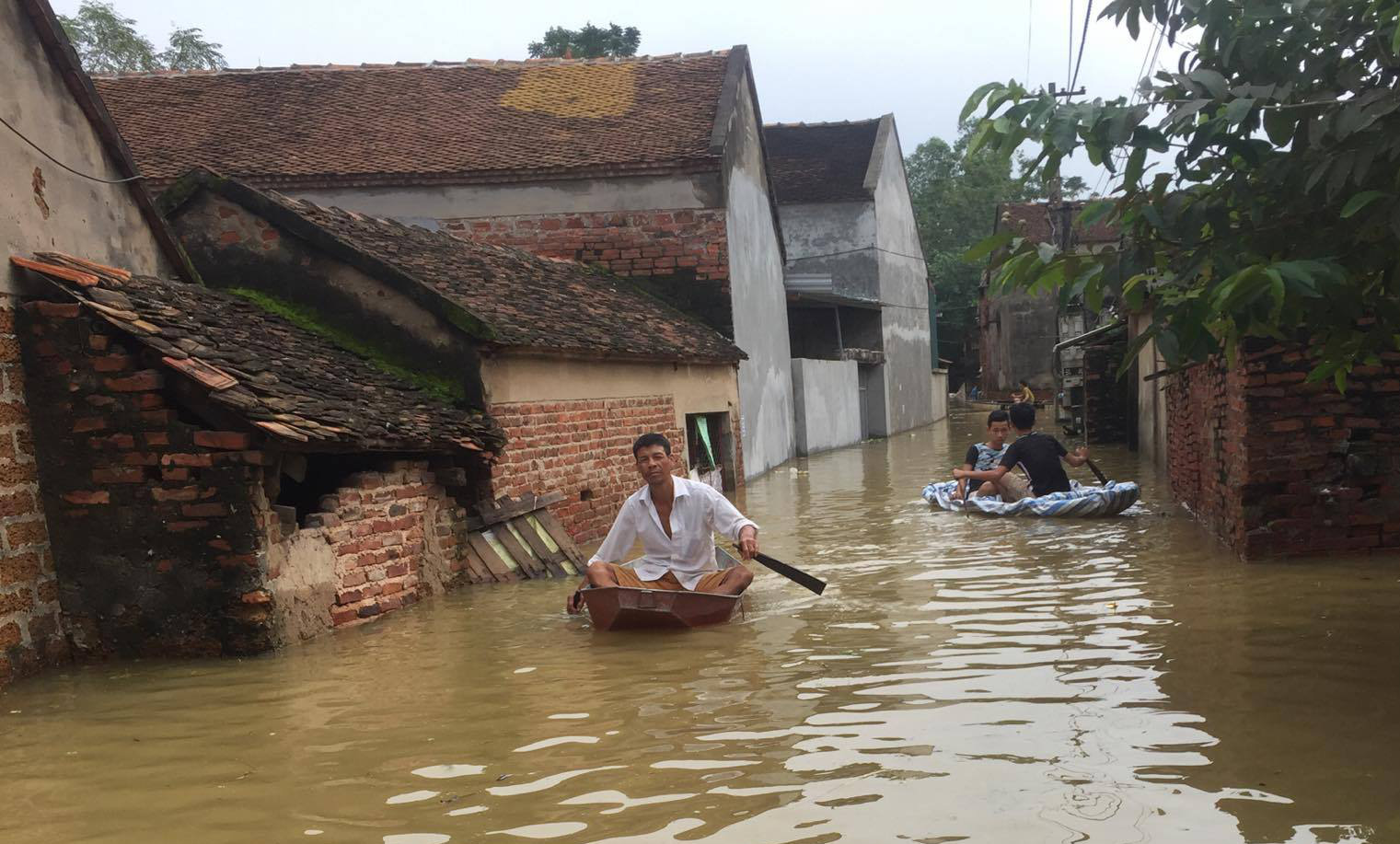 Cận cảnh nước ngập nhà dân ở nơi "vỡ đê có kế hoạch"