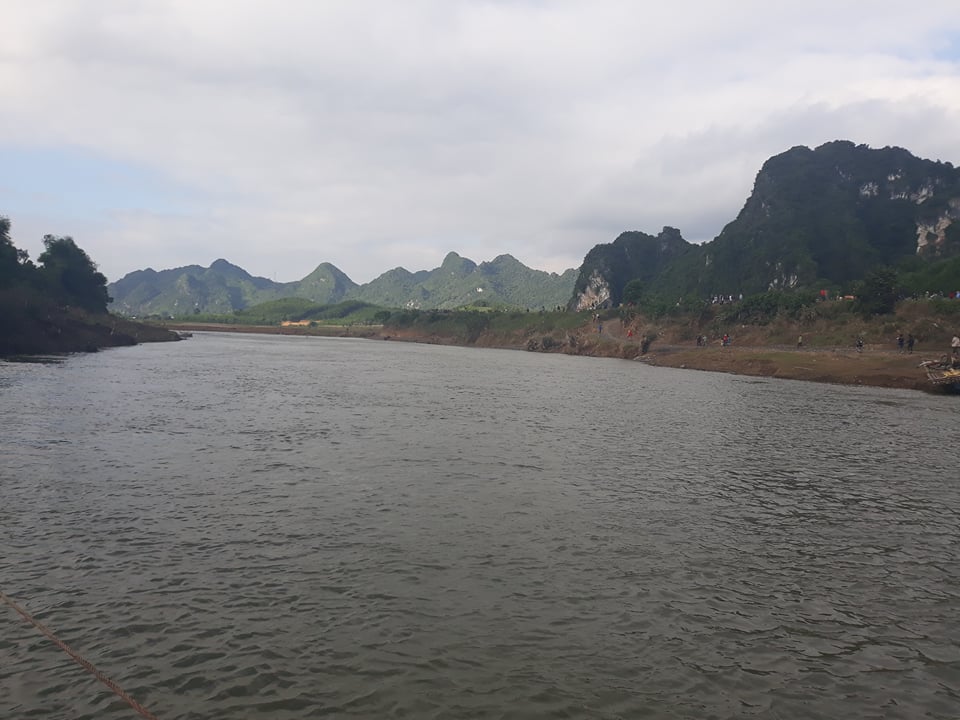 Lũ cuốn trôi người đánh kích cá trên sông