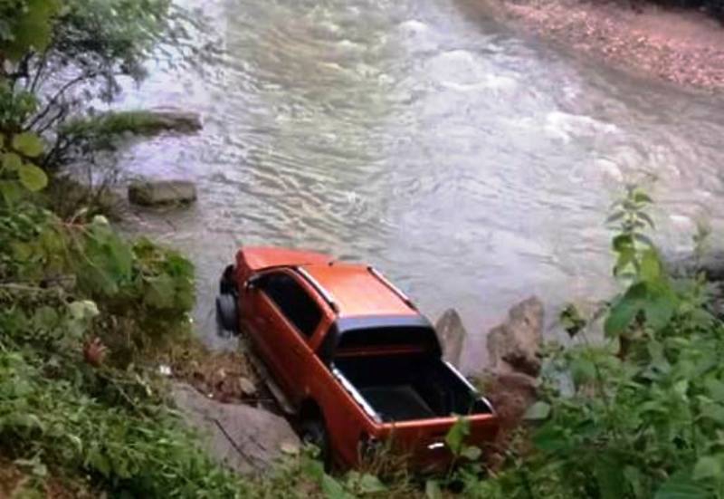 Phát hiện người đàn ông chết dưới suối gần chiếc ô tô bán tải