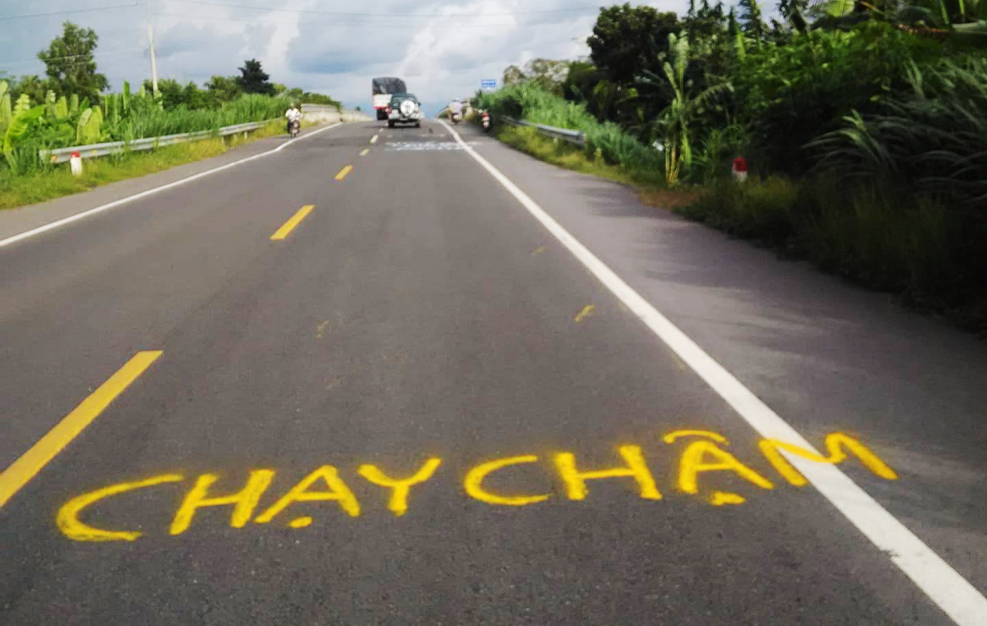 Dân vẽ cảnh báo nguy hiểm trên đường tránh BOT Cai Lậy - Ảnh 2.