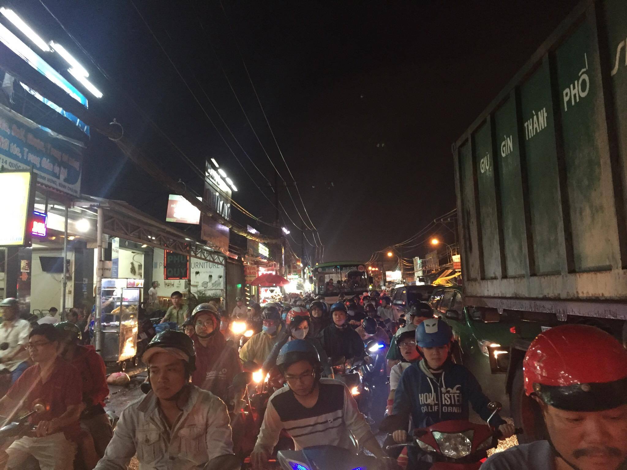 Kẹt xe trên Quốc lộ 50: Người gọi điện, kẻ chơi game - Ảnh 5.
