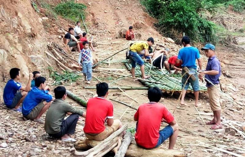 R&ugrave;ng m&igrave;nh cảnh người d&acirc;n miền n&uacute;i qua suối bằng m&aacute;y m&uacute;c - Ảnh 4.