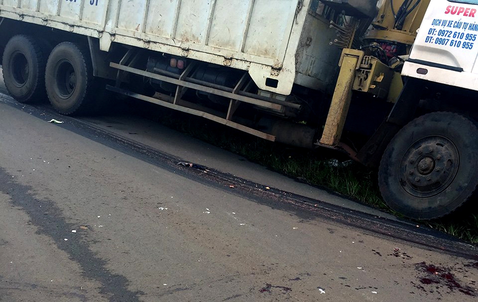 Xe tải chạy đường cấm, tông cháu bé 9 tuổi chết thảm