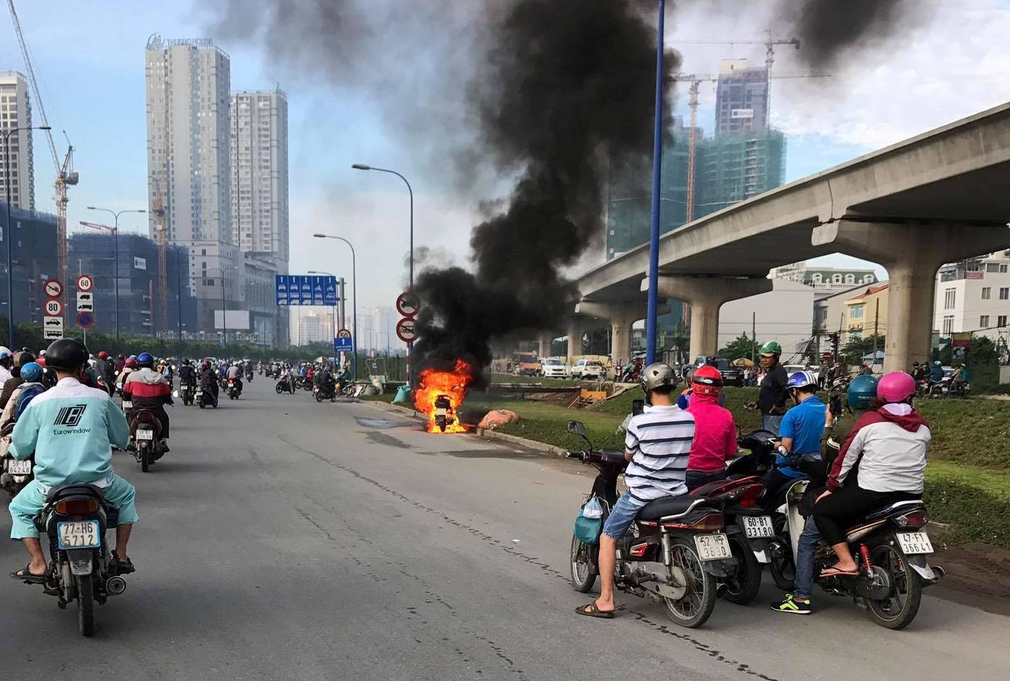 Xe m&aacute;y ch&aacute;y như đuốc, chủ xe bỏ đi sau sự cố - Ảnh 2.