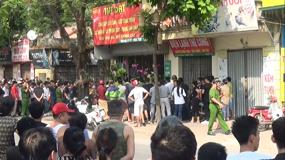 Bị công an truy bắt, cầm súng khống chế người phụ nữ làm con tin