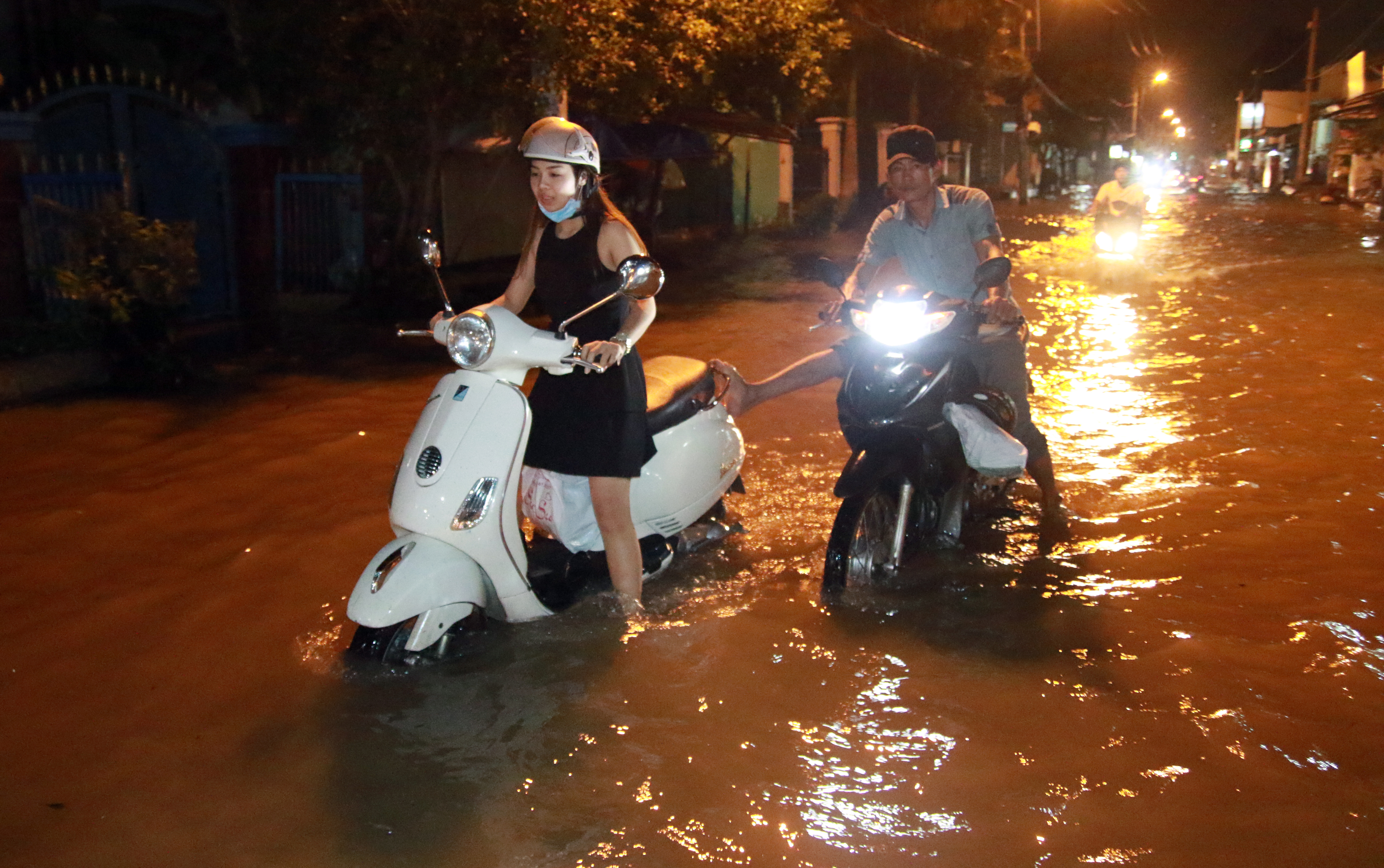 S&agrave;i G&ograve;n hụp lặn trong nước ngập đ&ecirc;m đầu tuần - Ảnh 9.