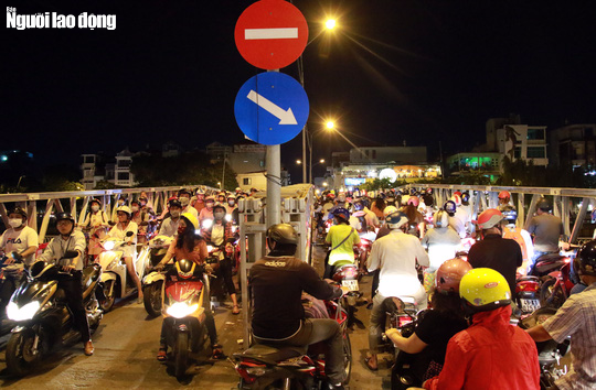 Đường n&agrave;o cũng kẹt, d&acirc;n S&agrave;i G&ograve;n mệt mỏi trở về nh&agrave; - Ảnh 5.