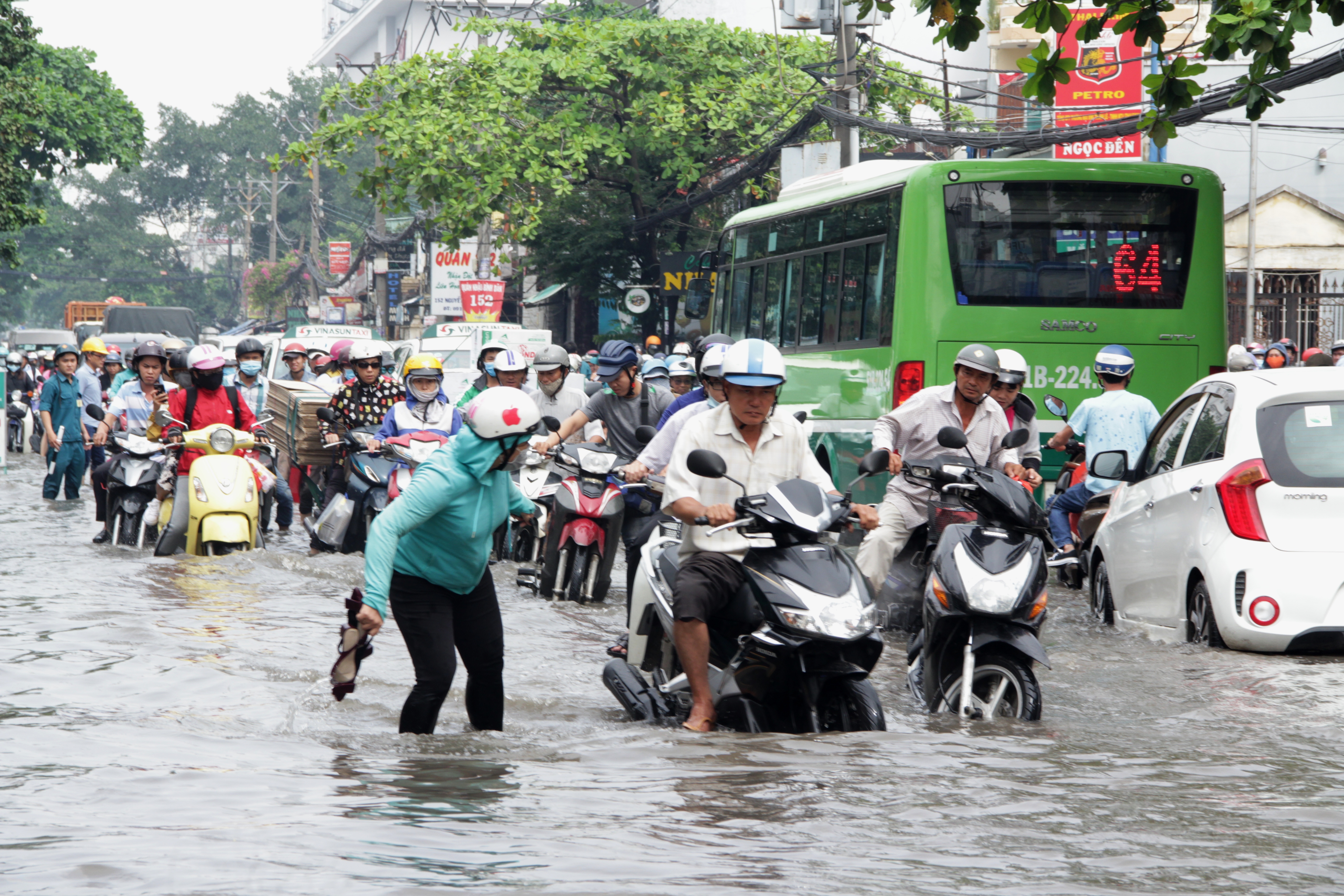 Vạn người khốn khổ trong kẹt xe, ngập nước ở TP HCM - Ảnh 5.