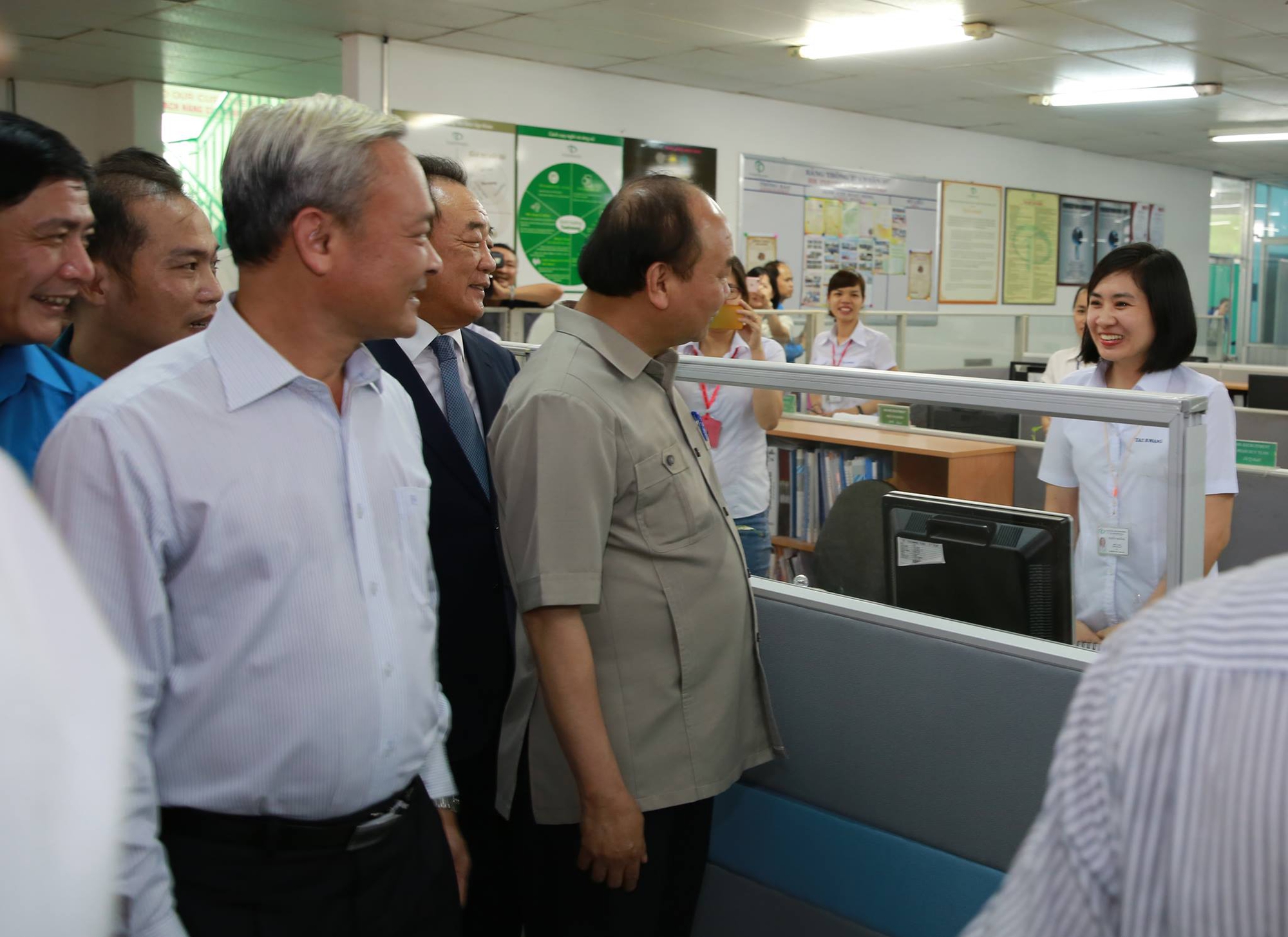 Hình ảnh xúc động của Thủ tướng với công nhân Đồng Nai - Ảnh 4.