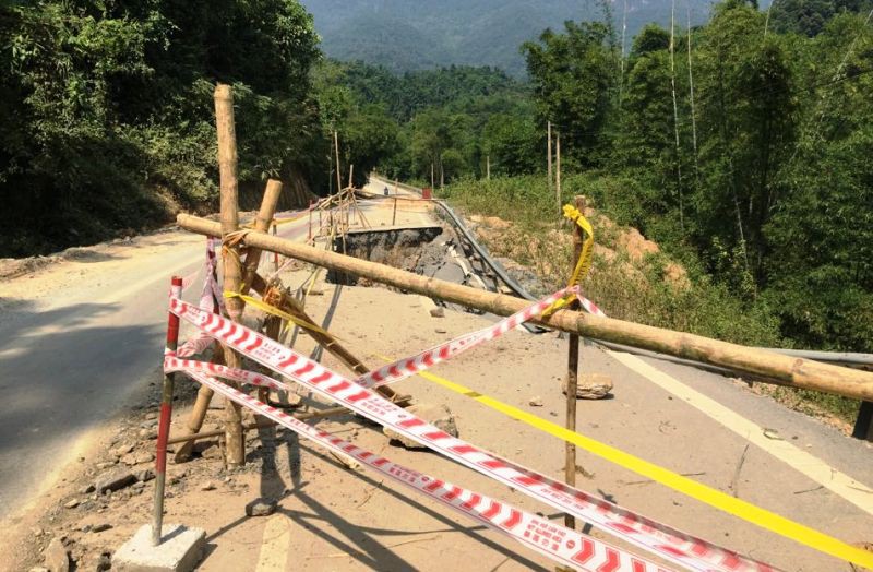 Quốc lộ gần 100 triệu đ&ocirc; ở Thanh H&oacute;a sụt l&uacute;n kinh ho&agrave;ng - Ảnh 1.