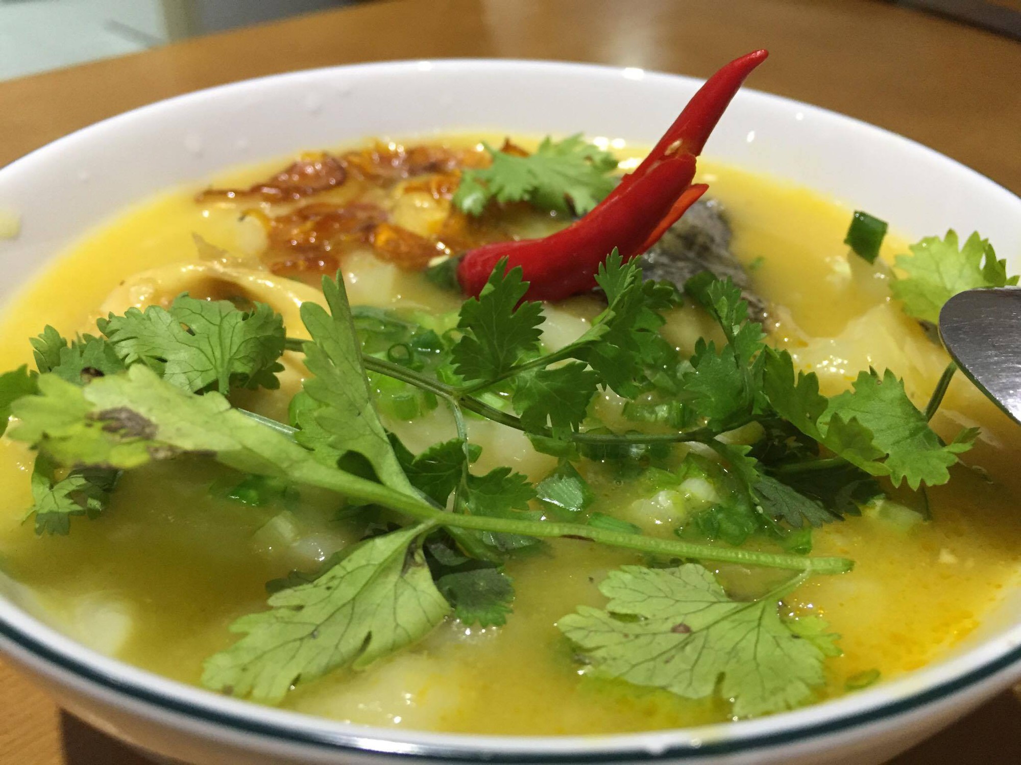 Giữ chồng bằng... b&aacute;nh canh c&aacute; l&oacute;c đồng - Ảnh 1.