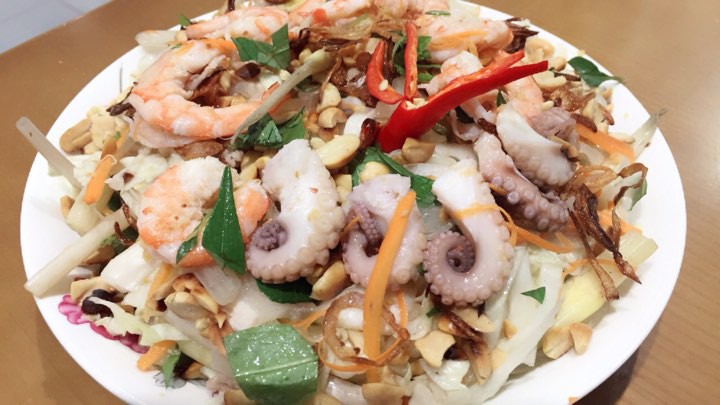 Gỏi hải sản ăn ho&agrave;i kh&ocirc;ng ch&aacute;n - Ảnh 1.