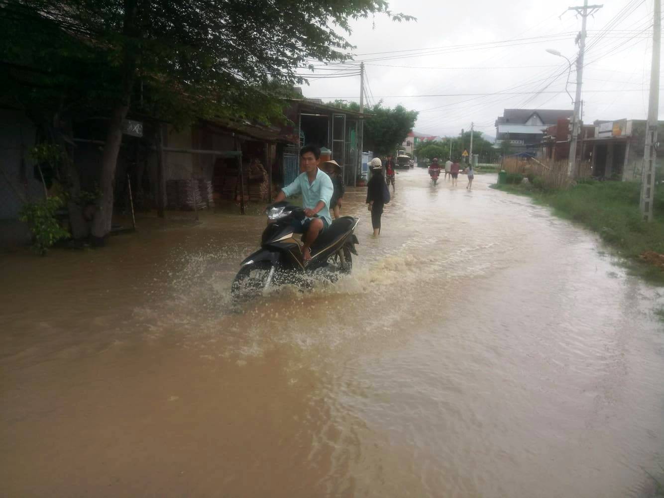Nam Trung bộ "nín thở" trước bão, lũ lịch sử