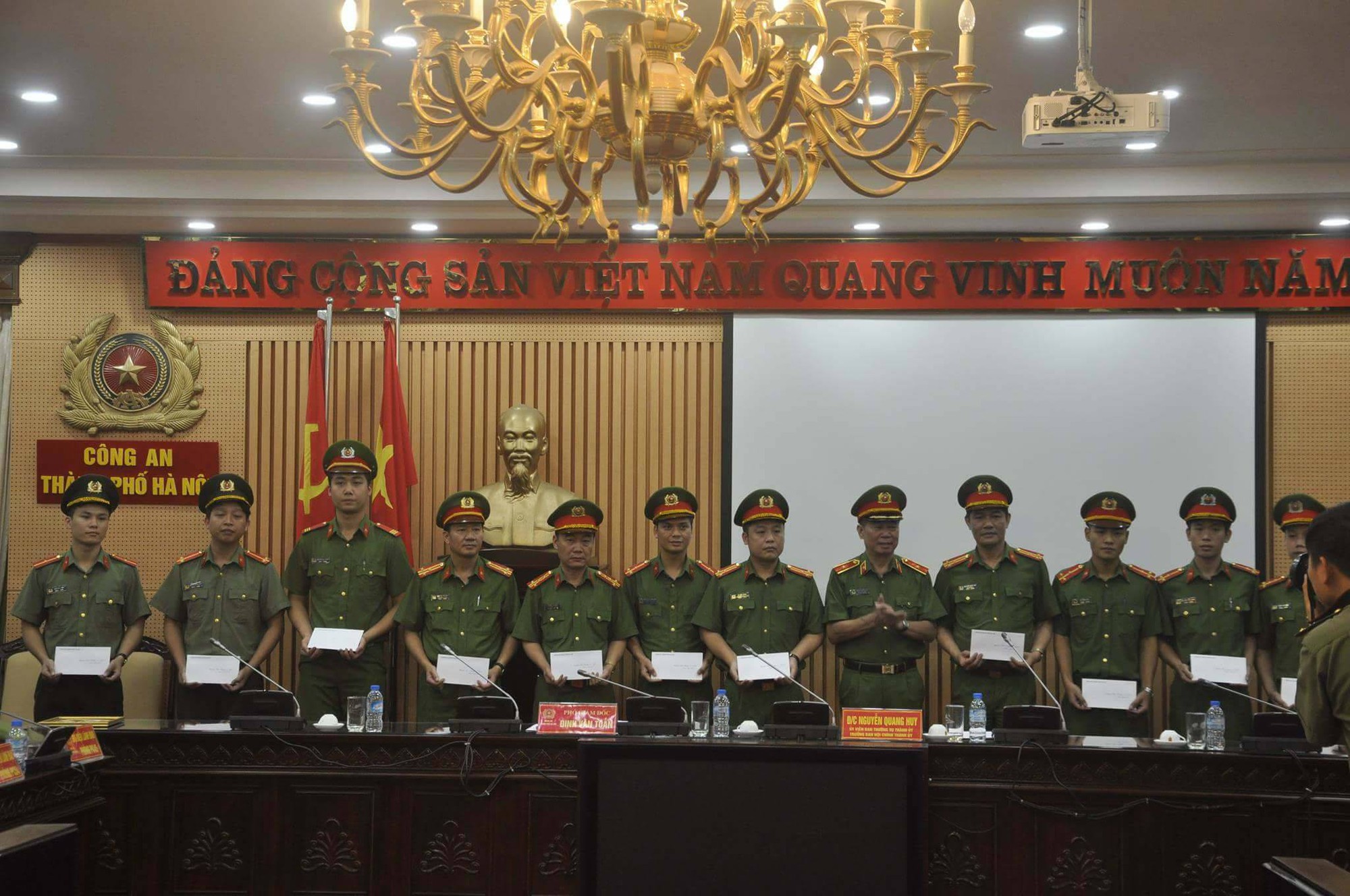 Vụ người t&igrave;nh k&eacute;m 15 tuổi giết phụ nữ ly th&acirc;n: B&iacute; thư H&agrave; Nội khen c&ocirc;ng an - Ảnh 2.