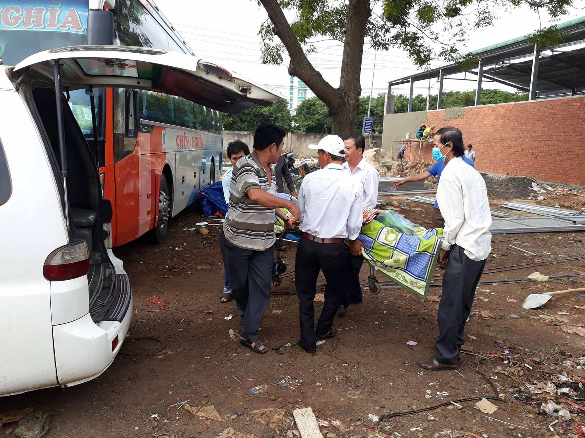 Tá hỏa phát hiện người đàn ông tử vong trên xe khách
