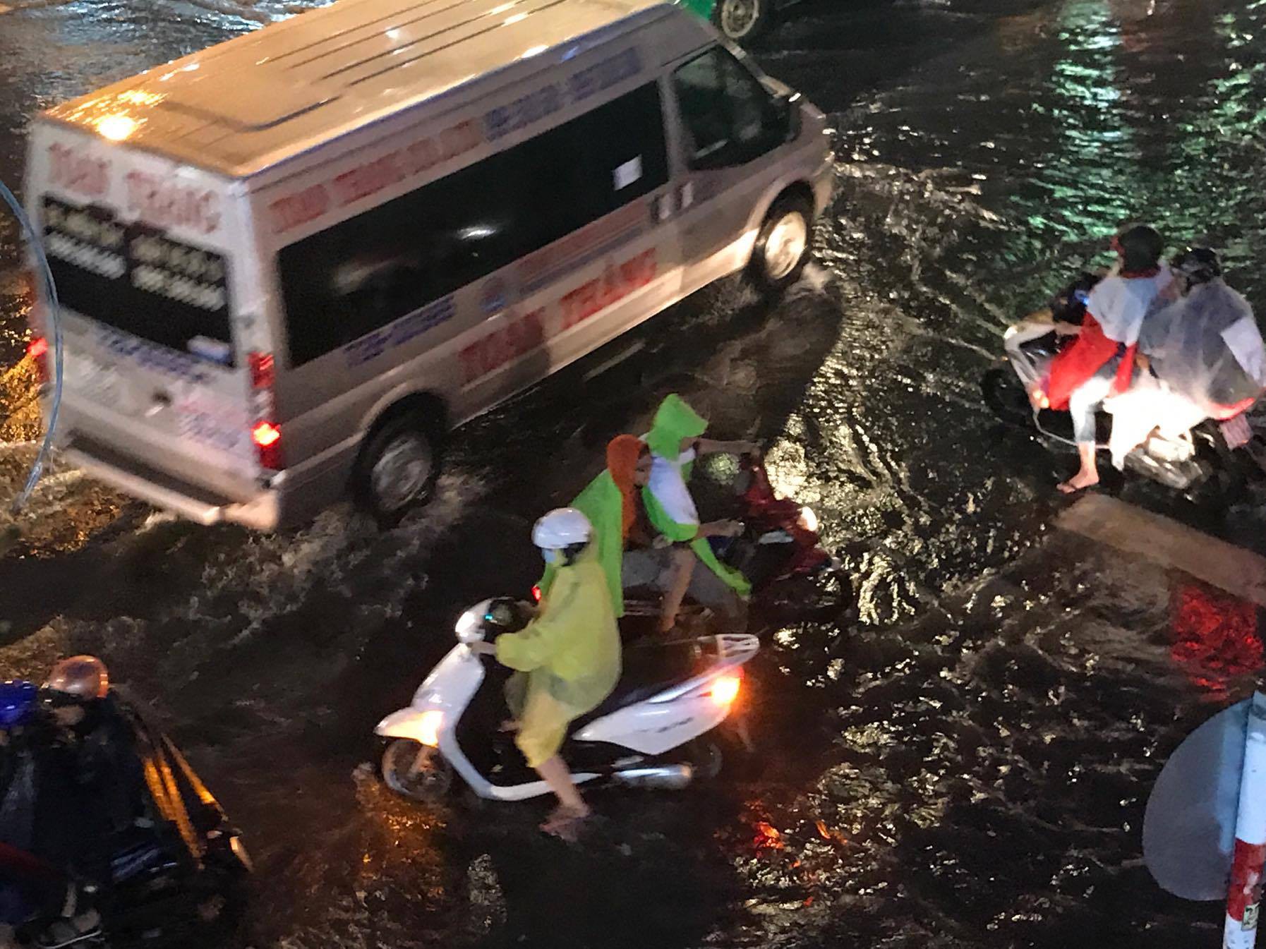 Triều cường tấn c&ocirc;ng v&agrave;o trung t&acirc;m TP HCM - Ảnh 1.