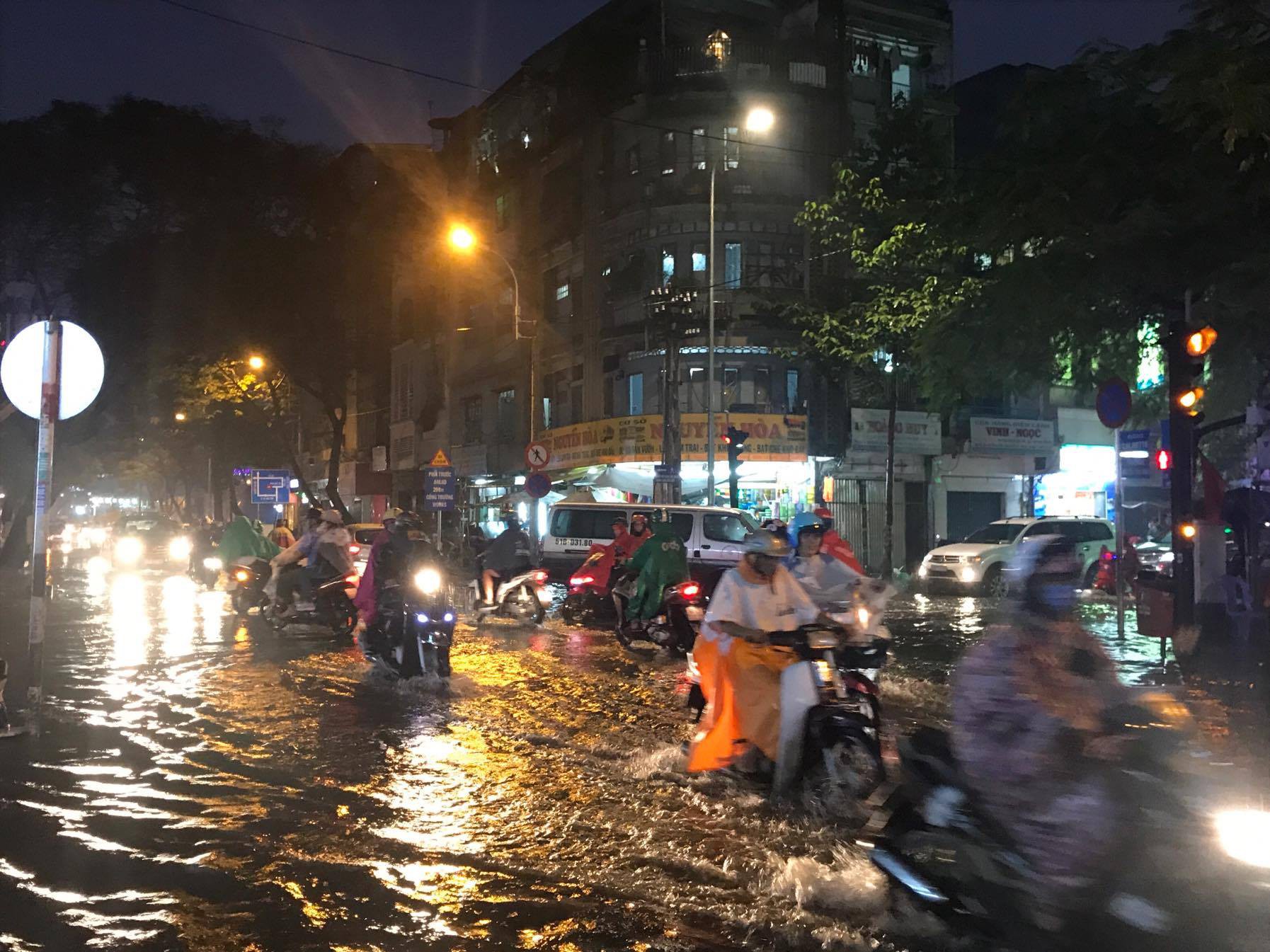 Triều cường tấn c&ocirc;ng v&agrave;o trung t&acirc;m TP HCM - Ảnh 2.