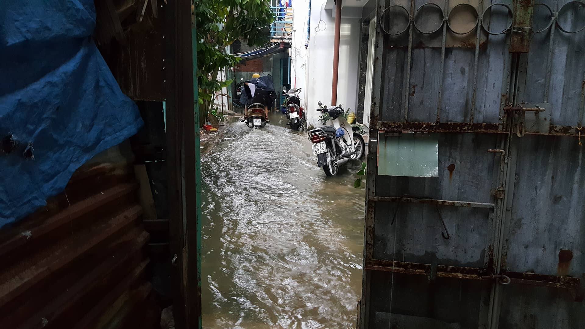 Triều cường tấn c&ocirc;ng v&agrave;o trung t&acirc;m TP HCM - Ảnh 19.