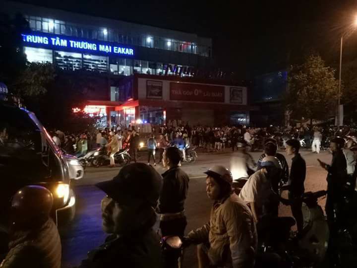 Đa cổ thụ bật gốc từ từ trong khu chợ, cả thị trấn xôn xao - Ảnh 2.