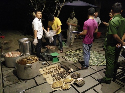 Nổ súng bắt nhóm người nấu cao hổ