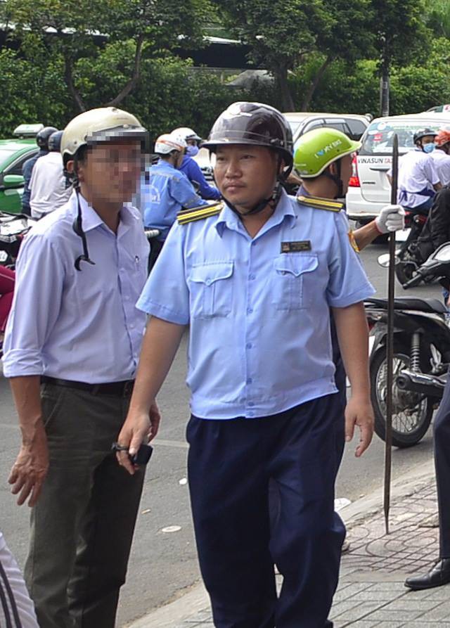 Cán bộ đô thị “bảo kê” vỉa hè ở quận 1 nói gì? - Ảnh 2.