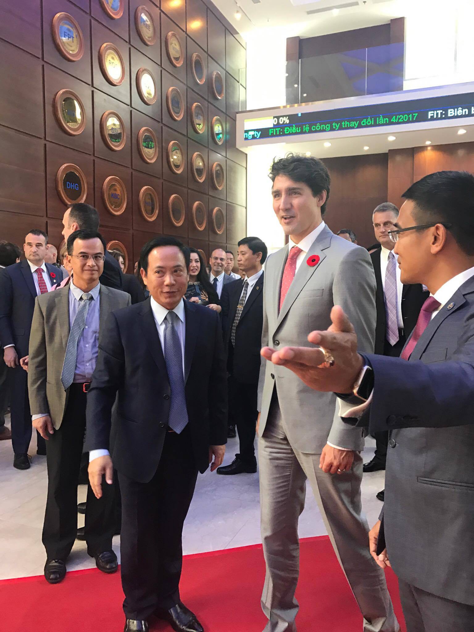 Thủ tướng Canada đánh cồng ở Sở Giao dịch chứng khoán TP HCM - Ảnh 2.