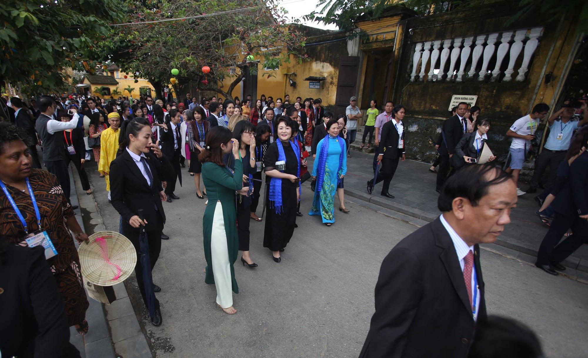 APEC 2017: Phu nh&acirc;n c&aacute;c nh&agrave; l&atilde;nh đạo th&iacute;ch th&uacute; thăm Hội An - Ảnh 6.