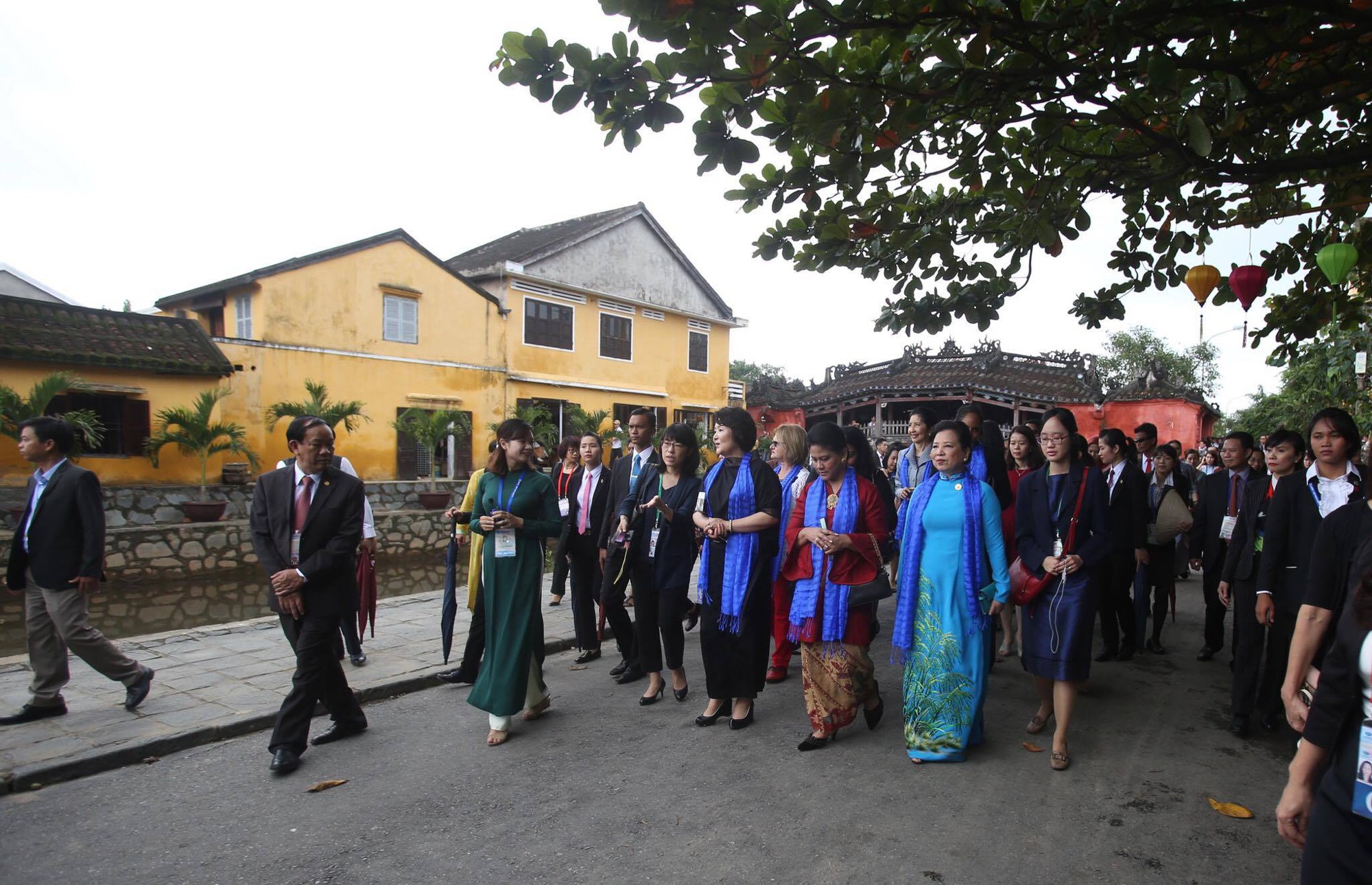 APEC 2017: Phu nh&acirc;n c&aacute;c nh&agrave; l&atilde;nh đạo th&iacute;ch th&uacute; thăm Hội An - Ảnh 15.
