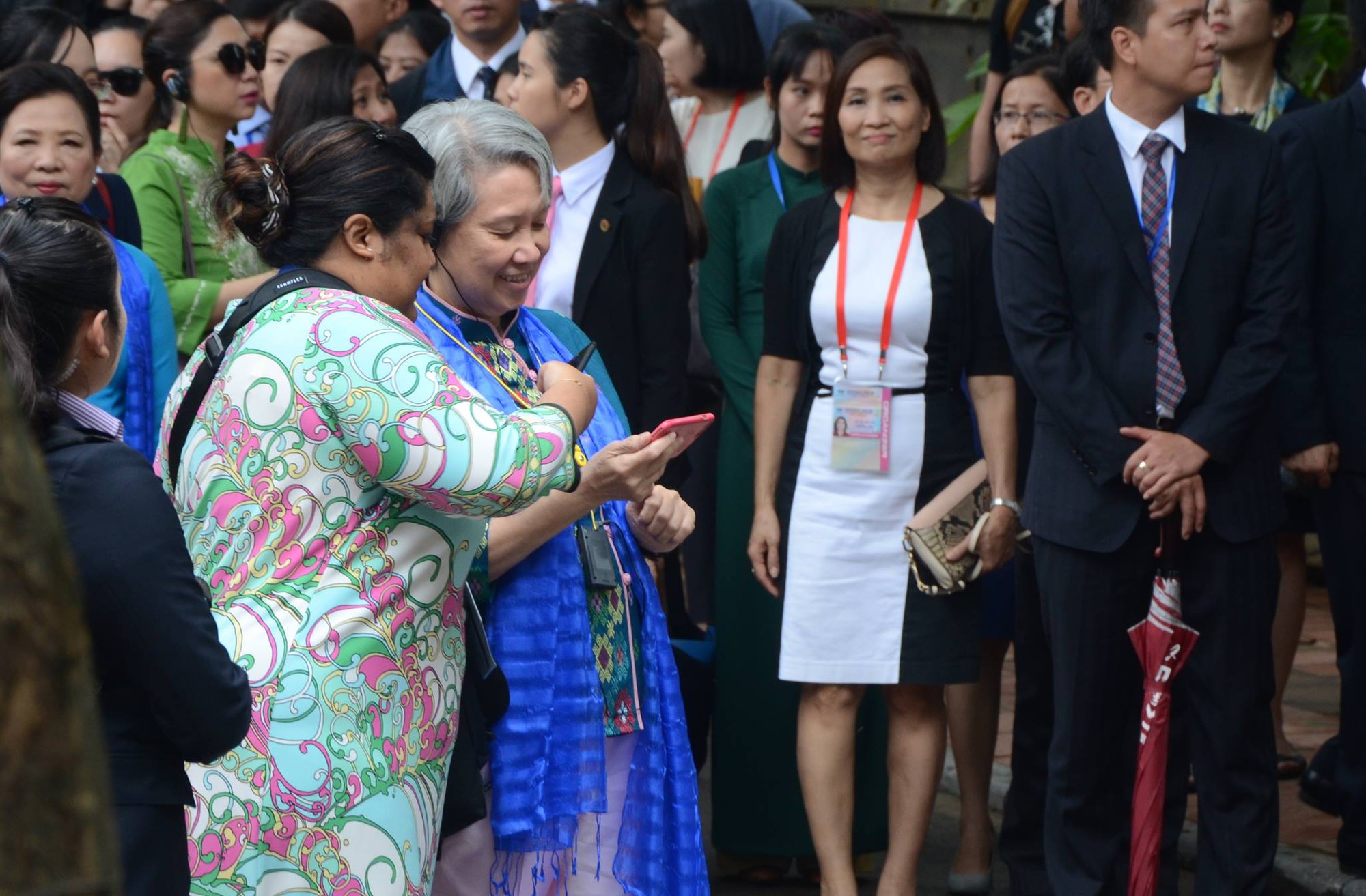 APEC 2017: Phu nh&acirc;n c&aacute;c nh&agrave; l&atilde;nh đạo th&iacute;ch th&uacute; thăm Hội An - Ảnh 13.