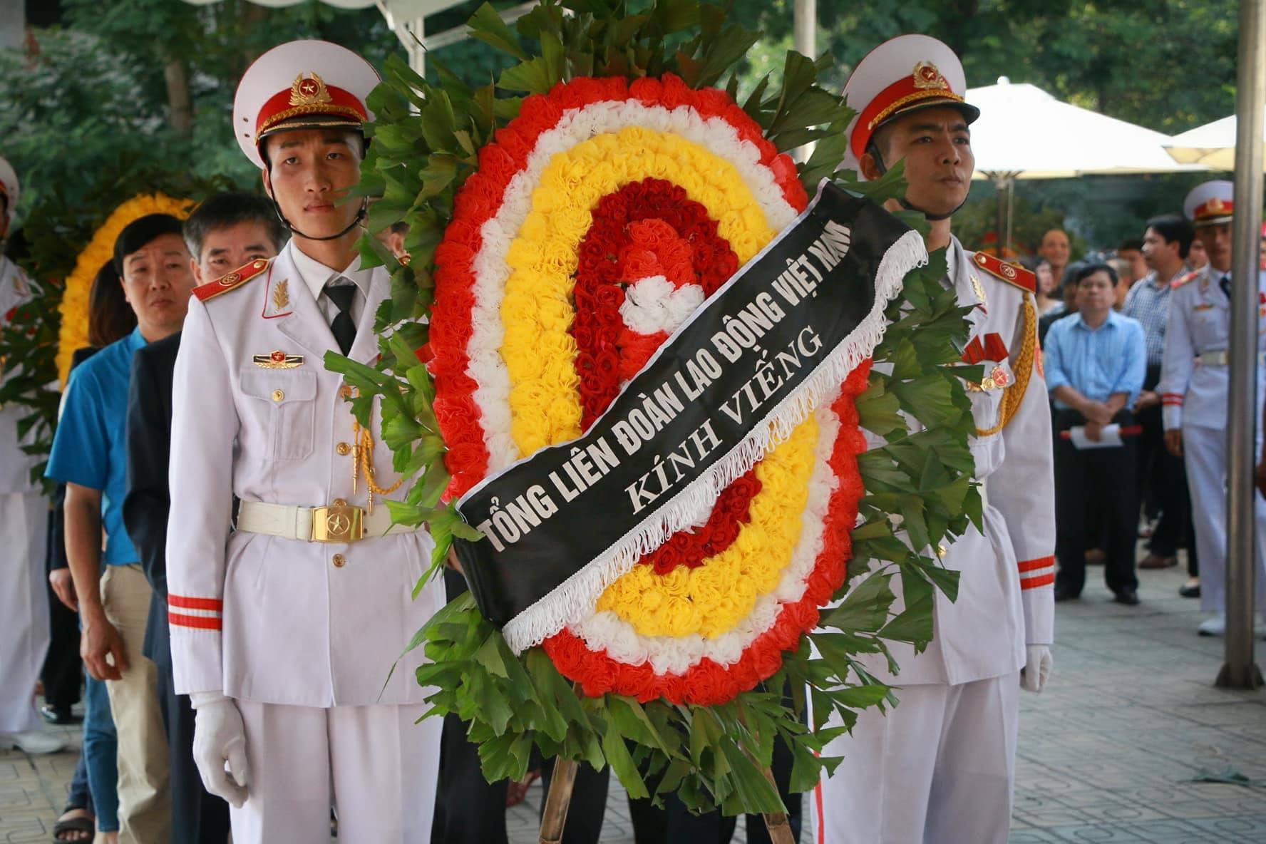 Tổng B&iacute; thư gửi v&ograve;ng hoa viếng cụ Ho&agrave;ng Thị Minh Hồ - Ảnh 7.