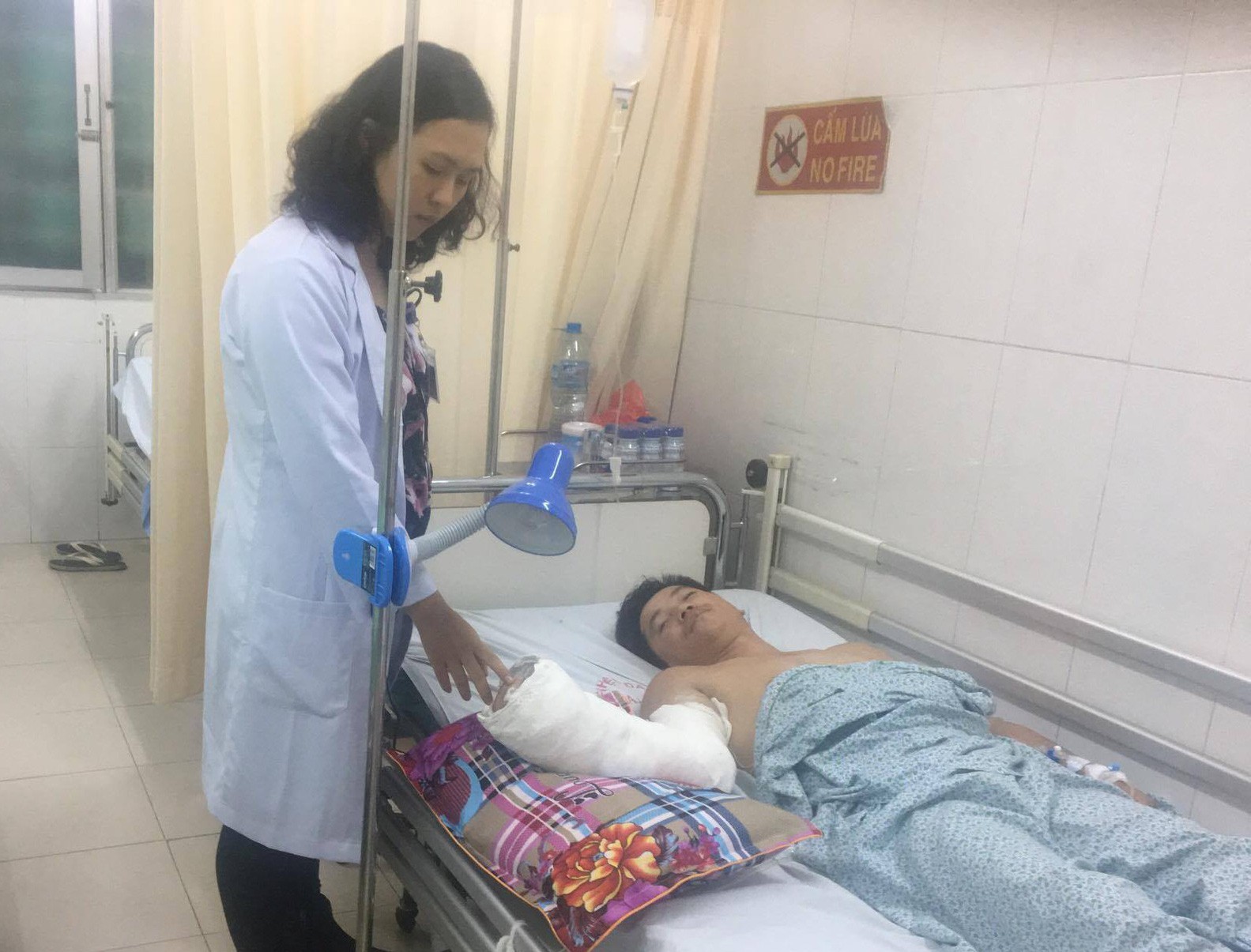 Bị m&aacute;y ch&eacute;m đứt l&igrave;a, ng&acirc;m b&agrave;n tay trong đ&aacute; lạnh đưa đến BV - Ảnh 1.