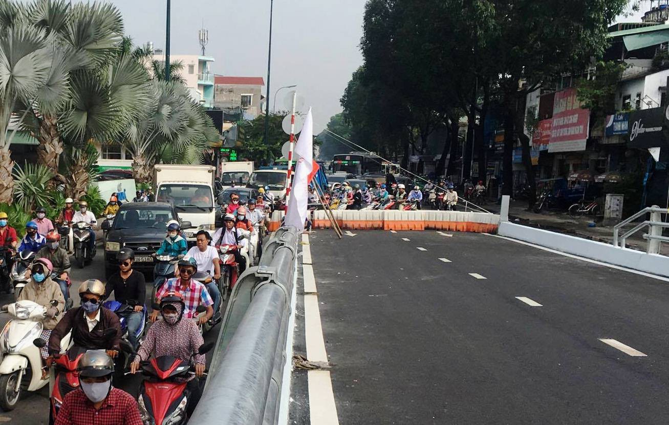 “Chịu trận” kẹt xe trước ngày thông cầu vượt thép! - Ảnh 4.