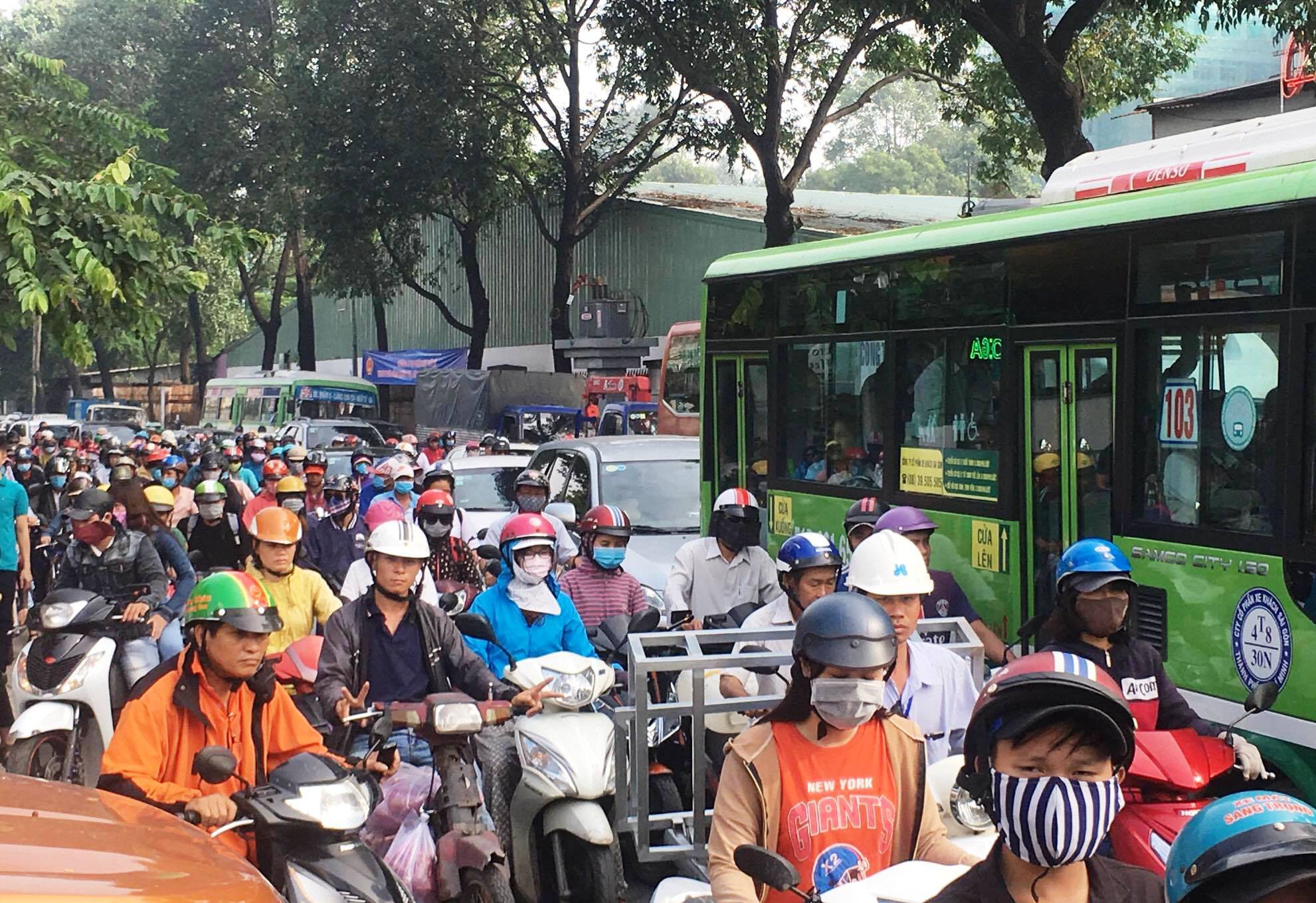 “Chịu trận” kẹt xe trước ngày thông cầu vượt thép! - Ảnh 1.