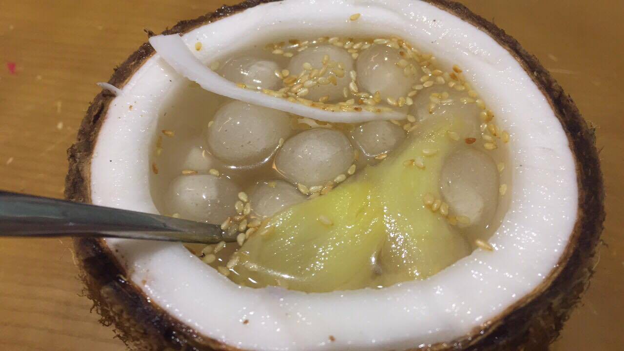 Ấm lòng với chè bột lọc bọc dừa