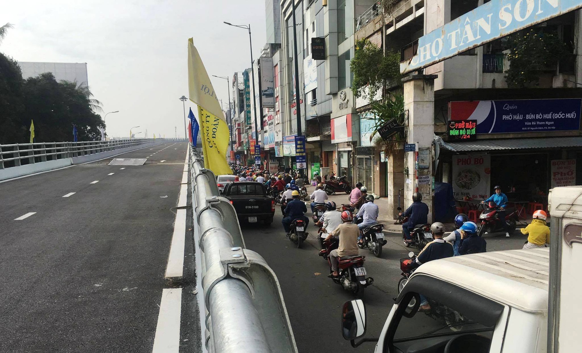 “Chịu trận” kẹt xe trước ngày thông cầu vượt thép! - Ảnh 8.