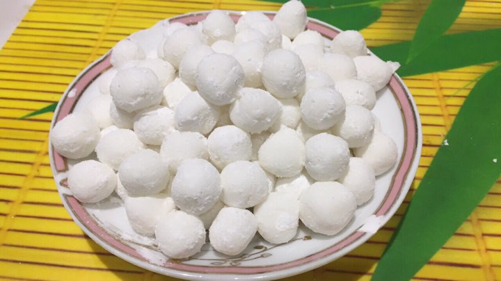 Ấm lòng với chè bột lọc bọc dừa - Ảnh 2.
