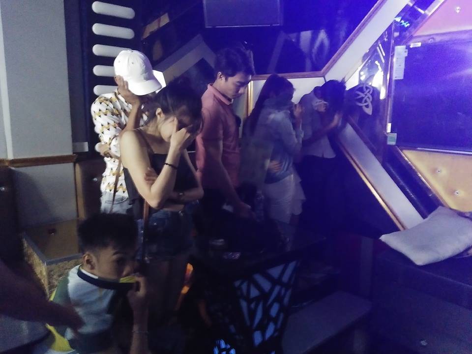 S&aacute;ng sớm đ&atilde; ph&ecirc; ma t&uacute;y ở qu&aacute;n karaoke - Ảnh 1.