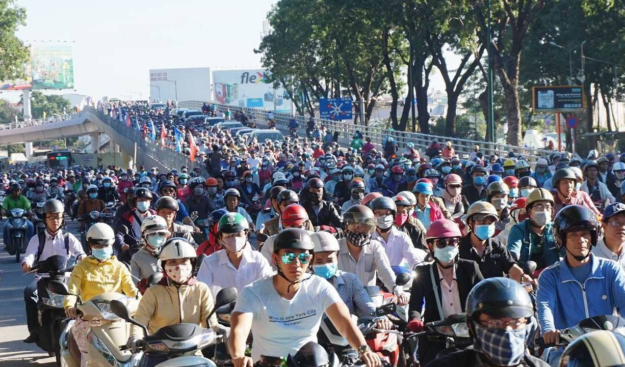 Nh&aacute;nh cầu cửa ng&otilde; T&acirc;n Sơn Nhất vừa th&ocirc;ng, xe vẫn kẹt - Ảnh 5.