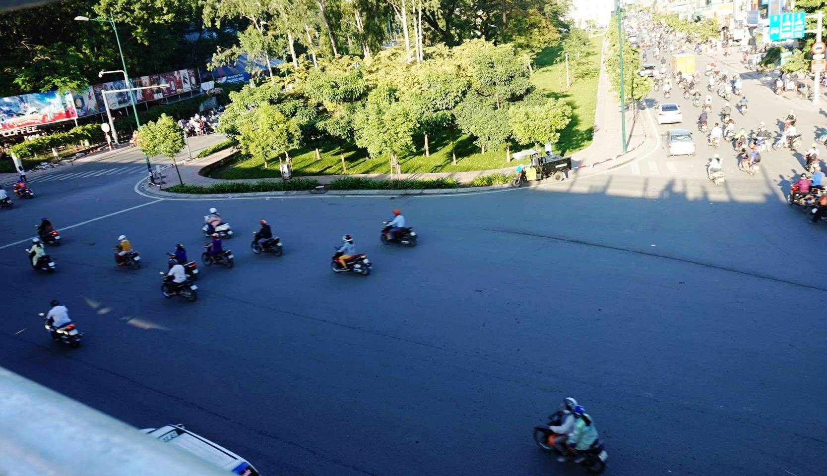 Nh&aacute;nh cầu cửa ng&otilde; T&acirc;n Sơn Nhất vừa th&ocirc;ng, xe vẫn kẹt - Ảnh 4.
