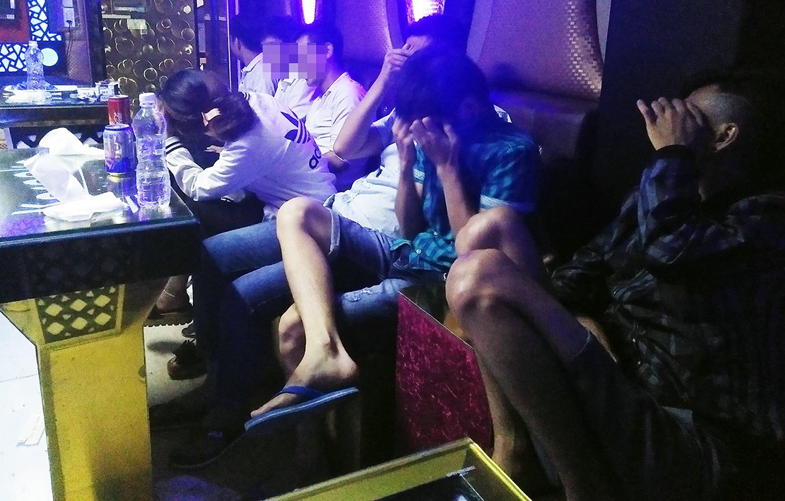 S&aacute;ng sớm đ&atilde; ph&ecirc; ma t&uacute;y ở qu&aacute;n karaoke - Ảnh 2.