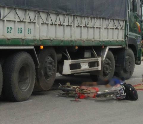 Xe tải kéo lê xe đạp điện, 2 học sinh thương vong khi đến trường