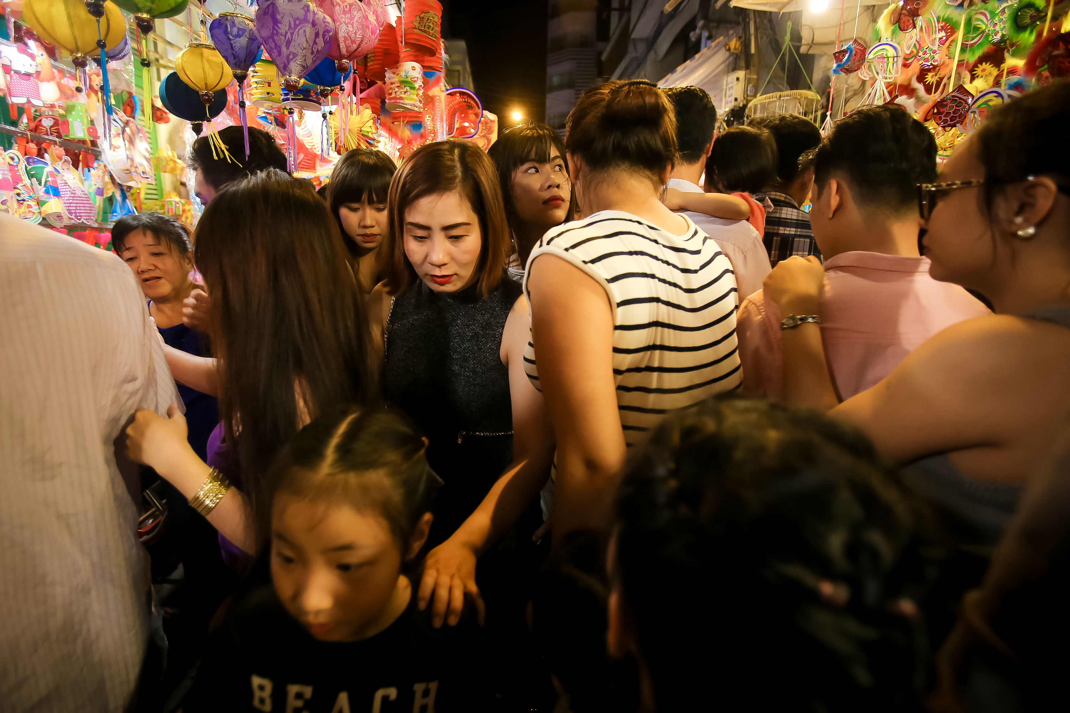 &Ugrave;n &ugrave;n đổ về phố lồng đ&egrave;n Lương Nhữ Học - Ảnh 12.