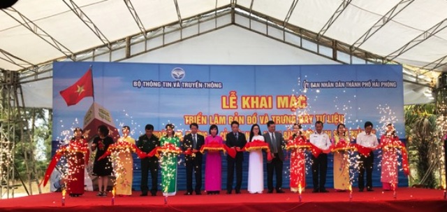 Cắt băng khai mạc Triển l&atilde;m