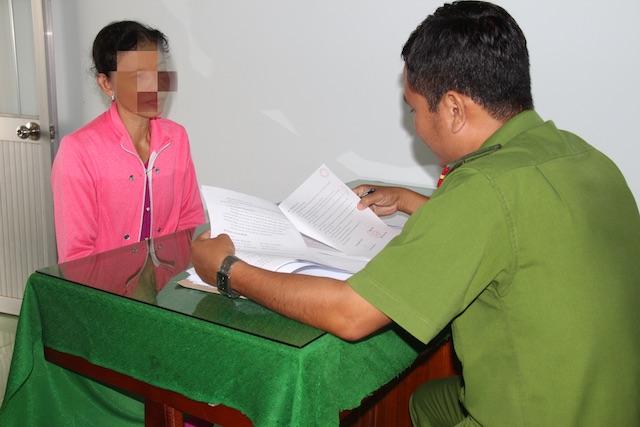 Mẹ và 2 con lột quần áo “tình địch” của mẹ