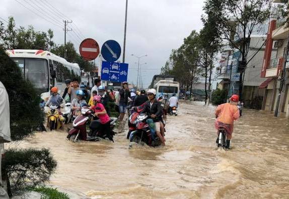Thủy điện ồ ạt xả lũ xuống hạ lưu sông Ba - Ảnh 2.