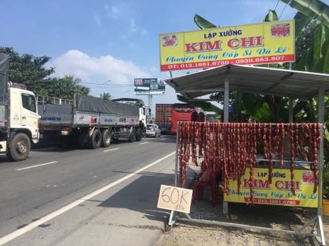 Người bán lạp xưởng “hốt bạc” tại BOT Cai Lậy - Ảnh 1.