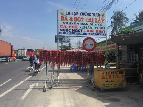 Người bán lạp xưởng “hốt bạc” tại BOT Cai Lậy
