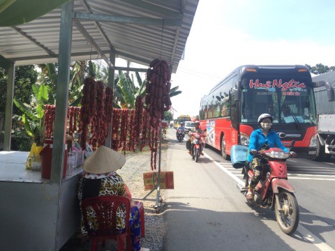 Người bán lạp xưởng “hốt bạc” tại BOT Cai Lậy - Ảnh 12.