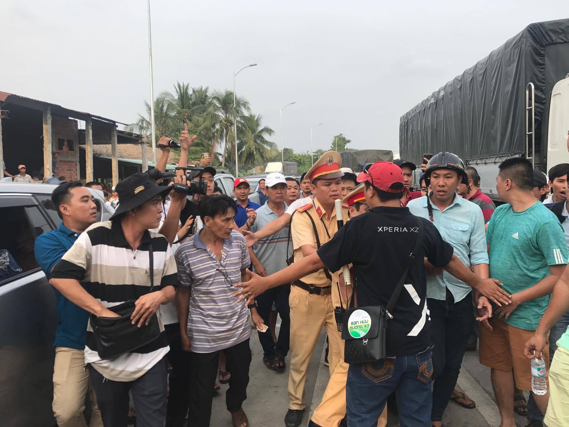 Hỗn loạn tại trạm BOT Cai Lậy: Xử phạt h&agrave;nh ch&iacute;nh 3 t&agrave;i xế - Ảnh 4.