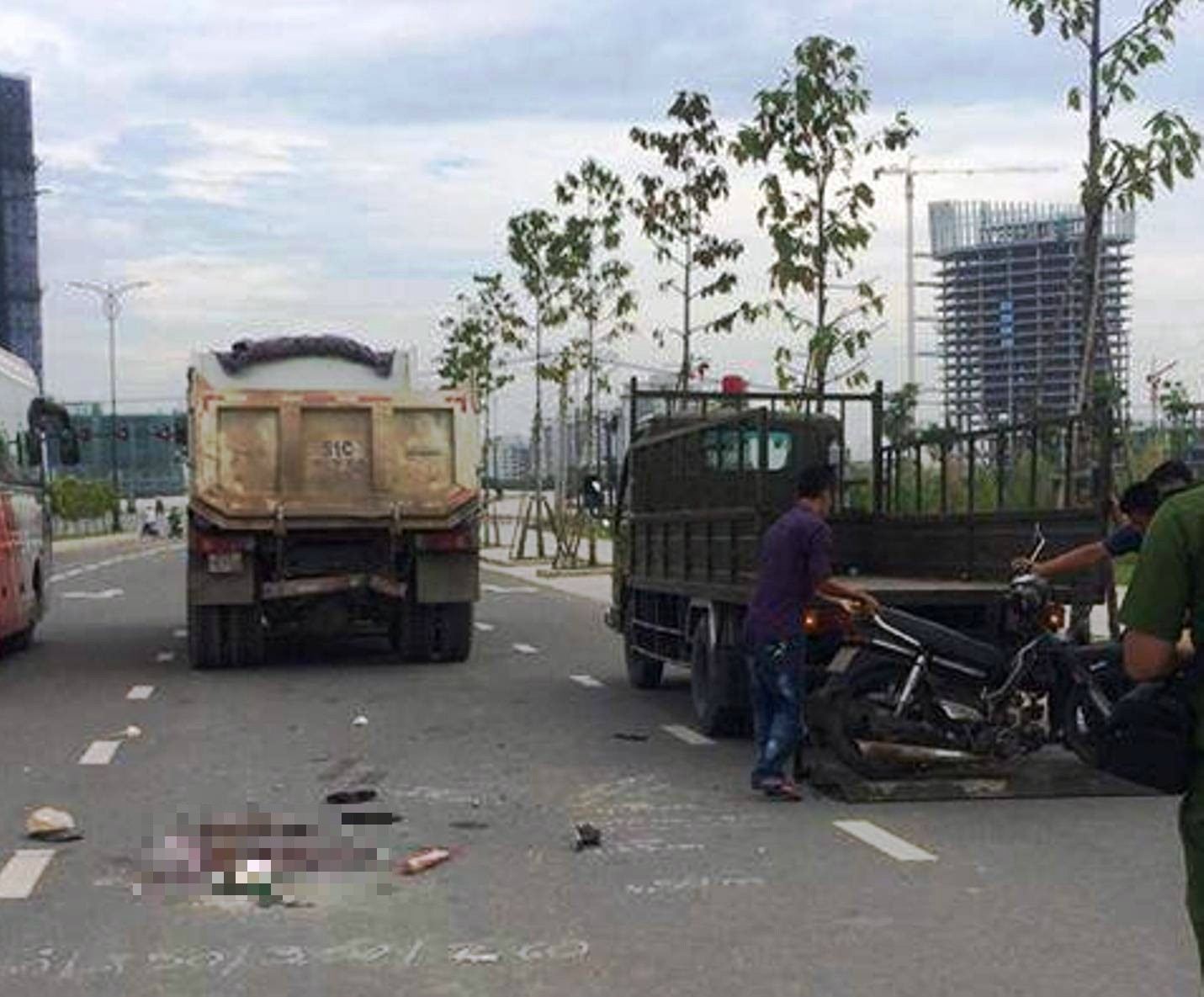 Xe máy tông xe ben, một người chết